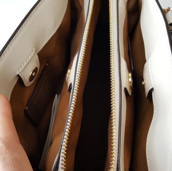 Coach signature c crossbody bag. - Picture 6 of 8